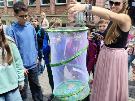 2c413af8-7724-453b-b697-ffe0411bdea3